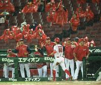 　６回、野間の先制打で生還した大盛を歓喜しながら迎える新井監督（撮影・田中太一）