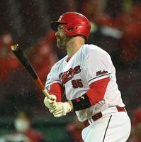 　７回、中前へ安打を放つデビッドソン（撮影・田中太一）