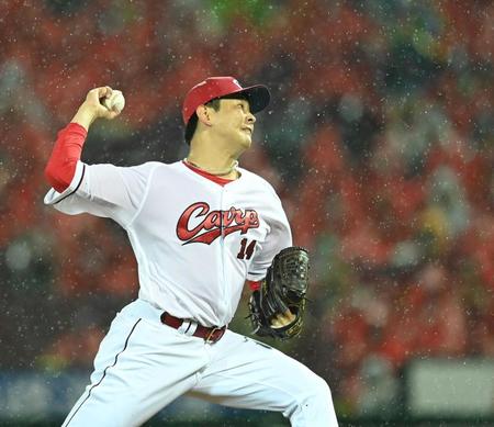 　雨が降る中、力投する大瀬良（撮影・田中太一）