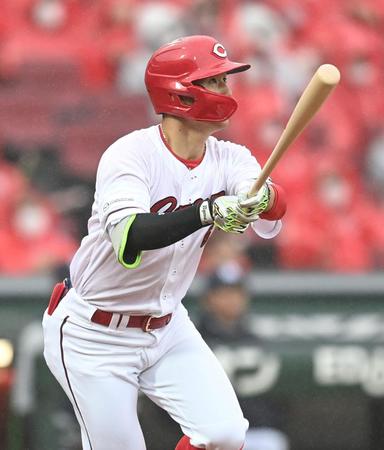 　４回、同点ソロを放つ西川（撮影・田中太一）