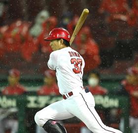 広島・野間　雨中のＶ撃！開幕カードで拙守、神宮の借り返した！　「いろんな人に気を使わせた」逆襲の７戦連続安打