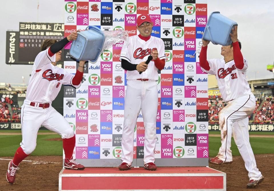 　お立ち台でチームメートから手荒い祝福を受ける秋山（中央）