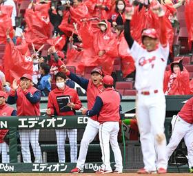 広島が大逆転勝利　３連勝で３３８日ぶり首位浮上！新井監督体制初　田中が同点満塁弾、マツダ７連勝