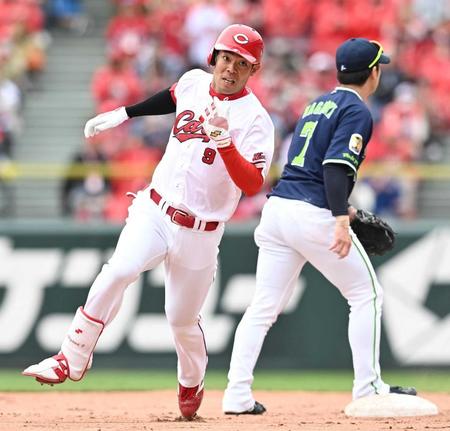 　４回、三塁打を放つ秋山（撮影・田中太一）