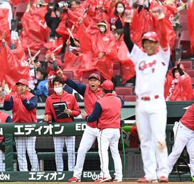 広島　田中広輔ミラクル満塁弾から逆転勝利「精神面も大事だ」　新井監督で首位は初「血が沸騰する」チョー興奮