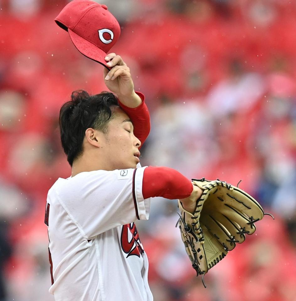 　１回、押し出し四球を出し、うなだれる玉村（撮影・田中太一）