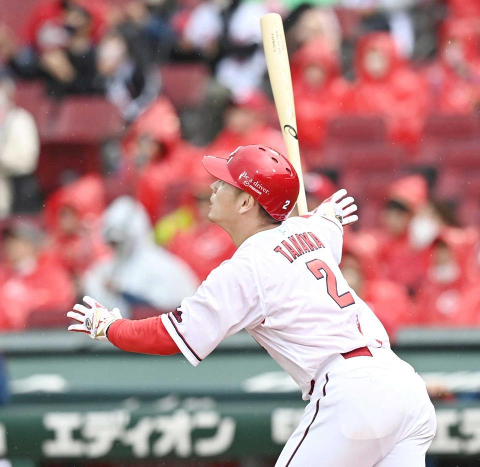 　６回、同点満塁弾を放つ田中（撮影・田中太一）