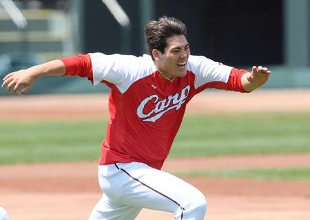 　ダッシュを繰り返す九里（撮影・田中太一）