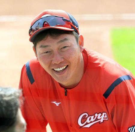 　持ち前の明るさで、岡田阪神に挑む新井監督（撮影・田中太一）