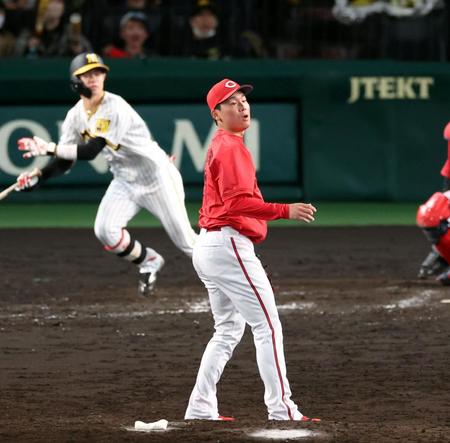 　９回、中野にサヨナラ打を許す栗林（撮影・山口登）