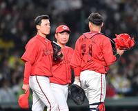 　９回、ピンチを招いた栗林（左）＝撮影・中田匡峻