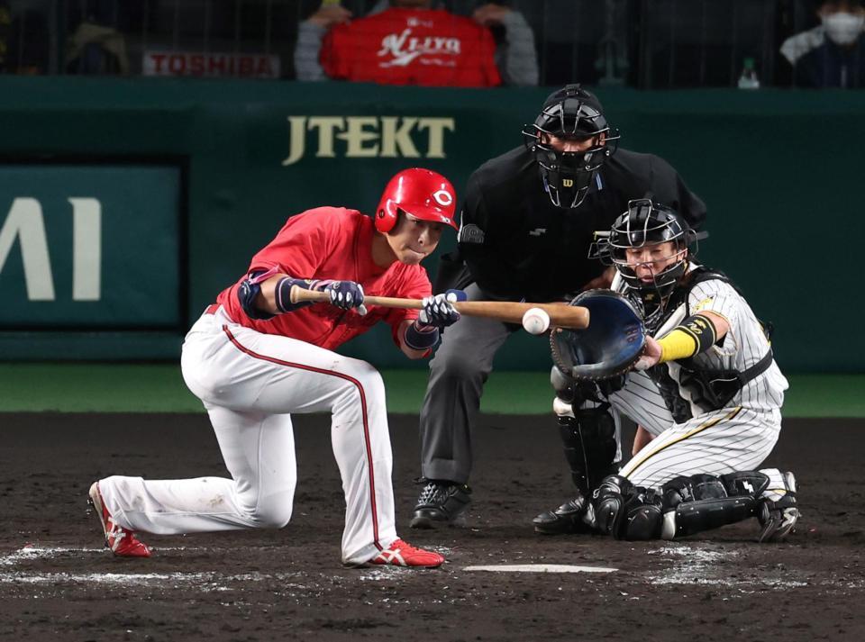 　９回、送りバントを決める野間（撮影・山口登）