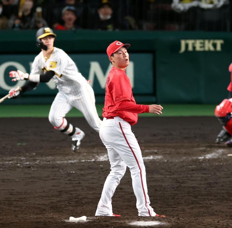 　９回、中野にサヨナラ打を許す栗林（撮影・山口登）