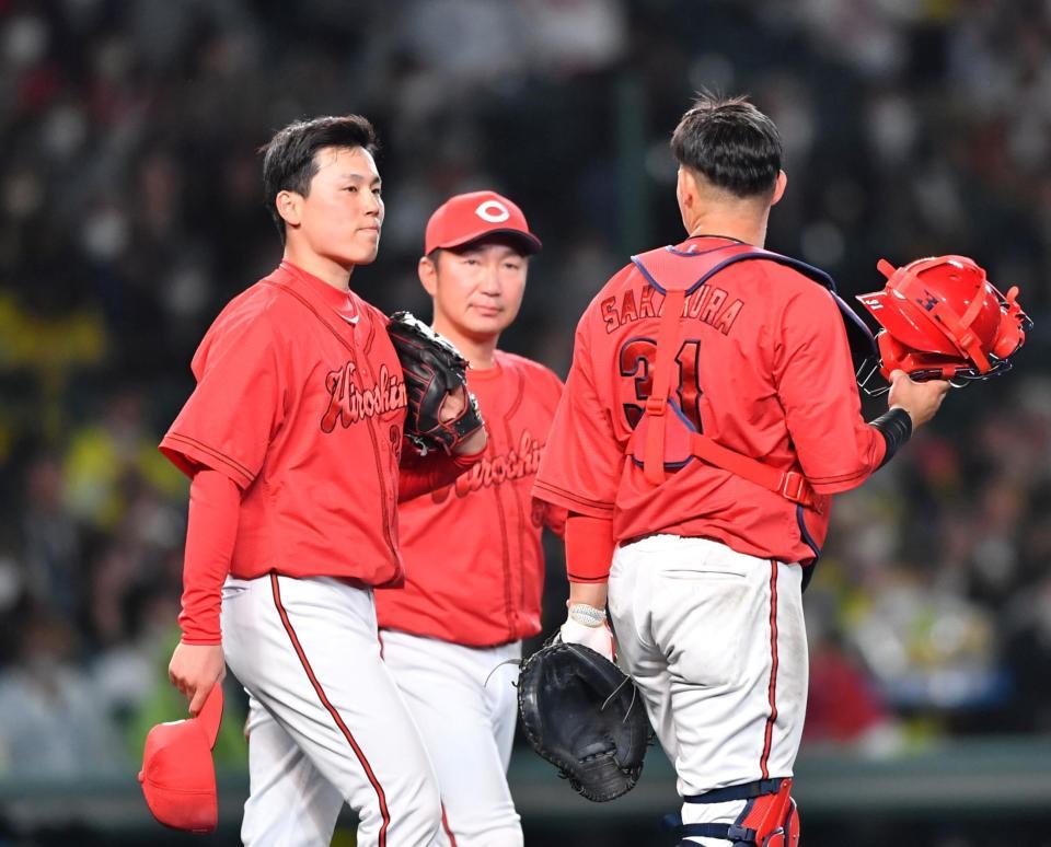 　９回、ピンチを招いた栗林（左）＝撮影・中田匡峻