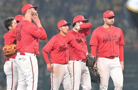 ７回、阪神打線に打ち込まれ、マウンドに集まる黒原（右から２人目）ら広島ナイン（撮影・高部洋祐）