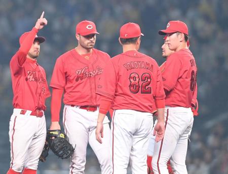 ５回、阪神打線につかまり、マウンドに集まる遠藤（右端）ら広島ナイン（撮影・高部洋祐）