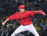 　雨の中、力投する九里（撮影・高部洋祐）