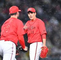 　２回、島田の打球を処理したマクブルーム（左）に声をかける九里（撮影・中田匡峻）