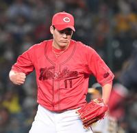 　４回、木浪を二ゴロに打ち取り、ガッツポーズを決める九里（撮影・高部洋祐）