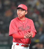 ８回、選手交代を告げベンチに戻る広島・新井監督（撮影・高部洋祐）