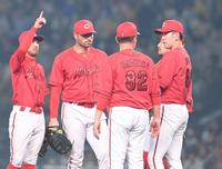 ５回、阪神打線につかまり、マウンドに集まる遠藤（右端）ら広島ナイン（撮影・高部洋祐）