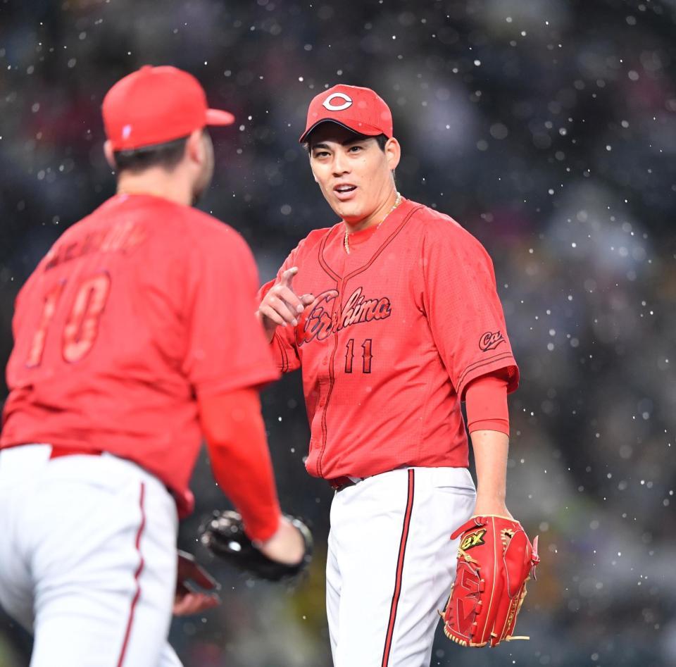 　２回、島田の打球を処理したマクブルーム（左）に声をかける九里（撮影・中田匡峻）