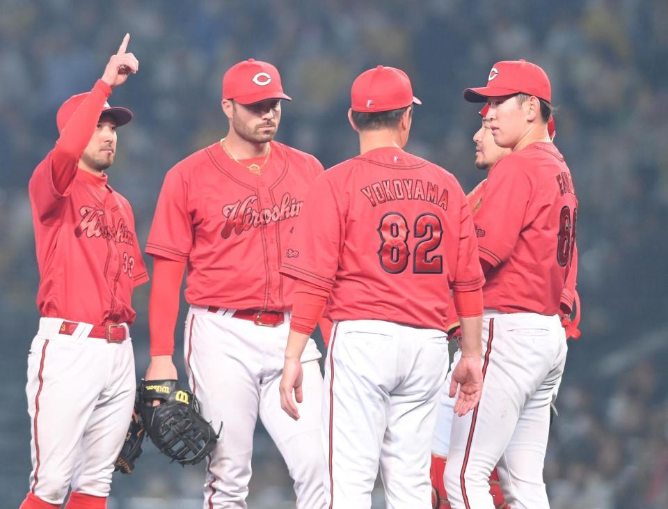 ５回、阪神打線につかまり、マウンドに集まる遠藤（右端）ら広島ナイン（撮影・高部洋祐）