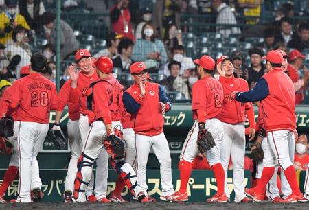 阪神に勝利し、ナインを迎える新井監督（左）＝撮影・中田匡峻