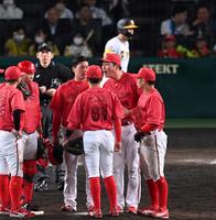 ９回、自らマウンドに出向きナインにゲキを飛ばす新井監督（右から２人目）＝撮影・飯室逸平