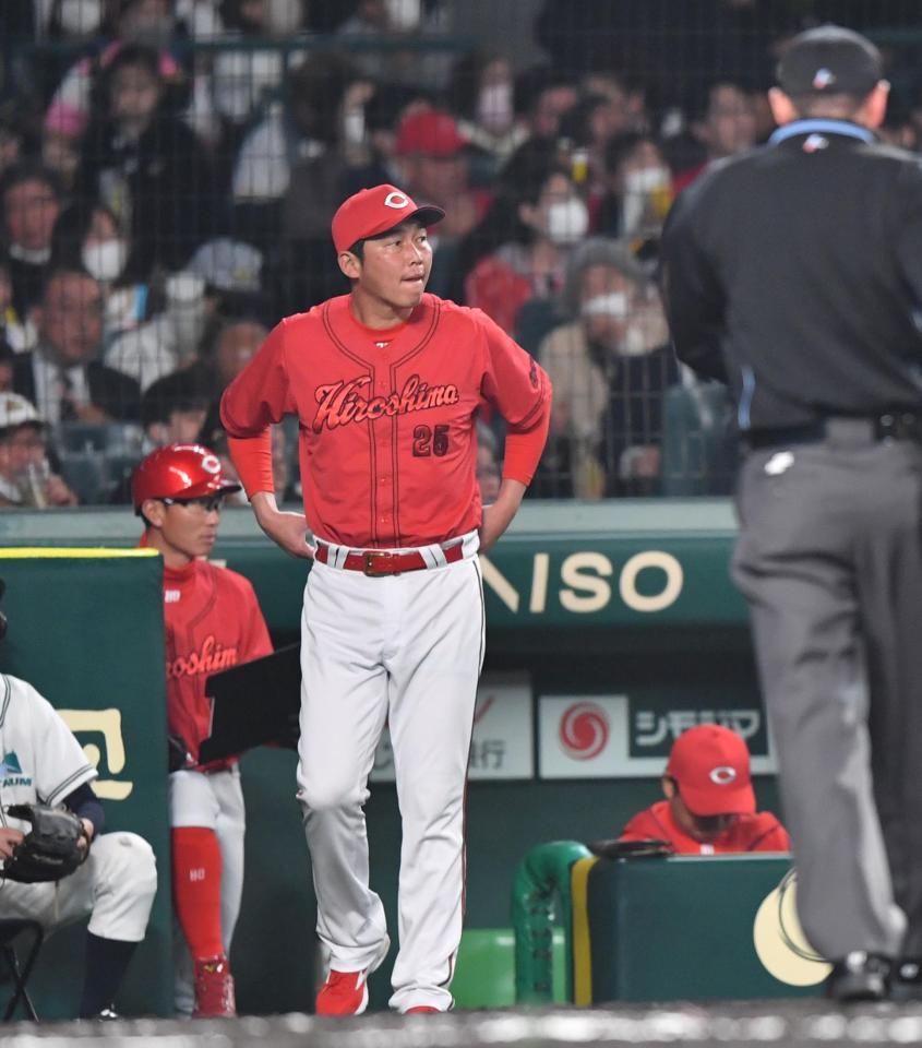 ６回途中、遠藤の交代を告げる新井監督（撮影・中田匡峻）