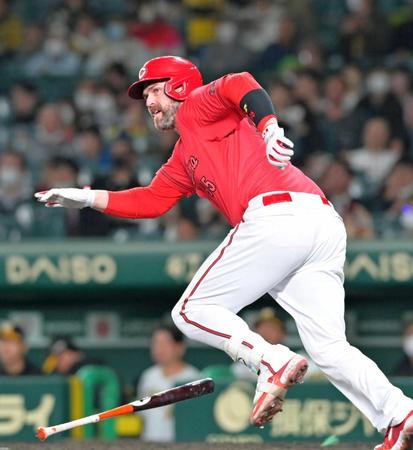 　８回、左翼線へ二塁打を放つデビッドソン（撮影・立川洋一郎）