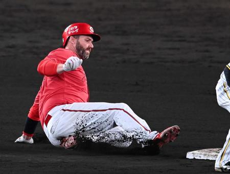 　７回、二塁打を放ち二塁へ滑り込むデビッドソン（撮影・飯室逸平）