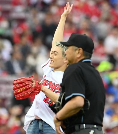 　「ＧＥＮＥＲＡＴＩＯＮＳ　ｆｒｏｍ　ＥＸＩＬＥ　ＴＲＩＢＥ」の中務裕太が始球式（撮影・田中太一）