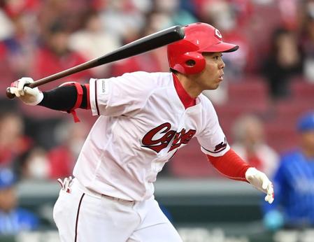 　１回、中前へ安打を放つ秋山（撮影・田中太一）