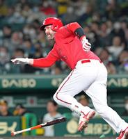 　８回、左翼線へ二塁打を放つデビッドソン（撮影・立川洋一郎）