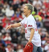 　「ＧＥＮＥＲＡＴＩＯＮＳ　ｆｒｏｍ　ＥＸＩＬＥ　ＴＲＩＢＥ」の中務裕太が始球式（撮影・田中太一）