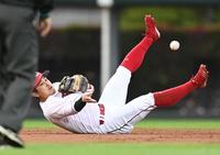 　２回、ソトの打球を好捕し、素早く二塁へ送球して併殺に仕留める上本（撮影・田中太一）