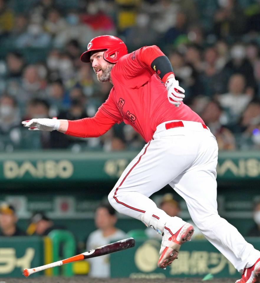 　８回、左翼線へ二塁打を放つデビッドソン（撮影・立川洋一郎）