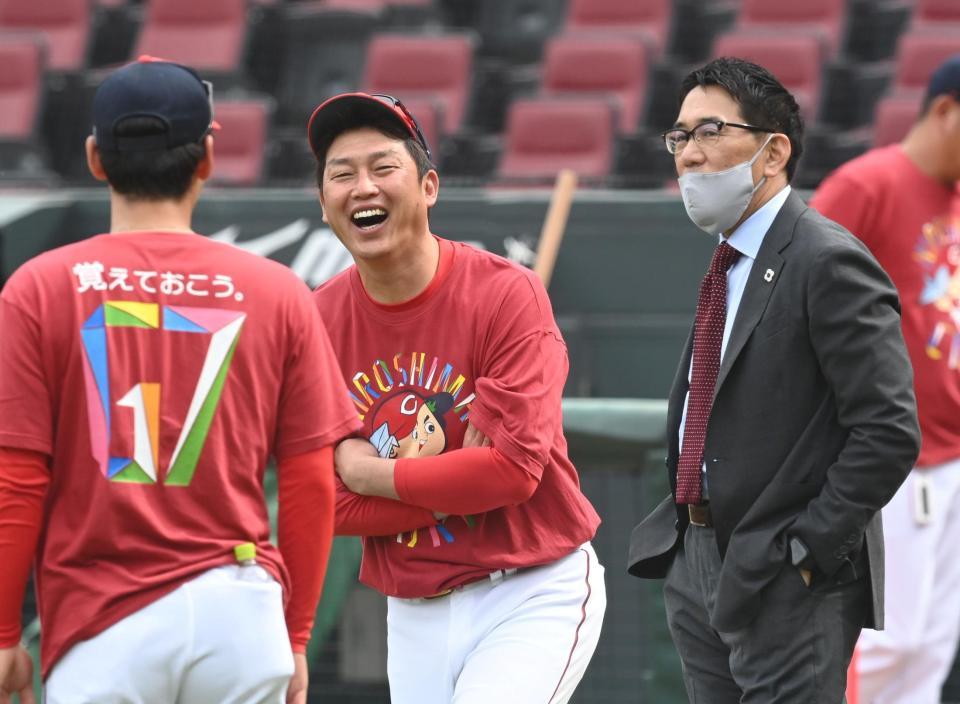　野村謙二郎氏らと談笑する新井監督（撮影・田中太一）