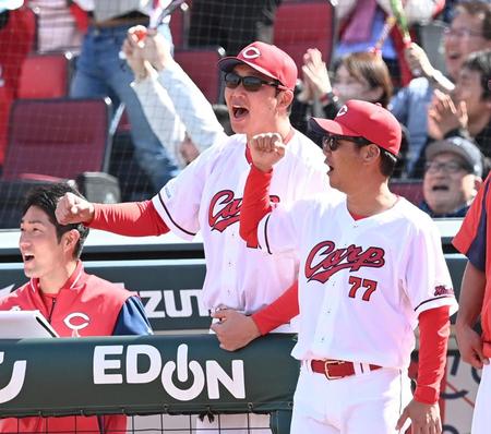 　４回、西川が２ランを放つと、ベンチでガッツポーズをして喜ぶ新井監督（撮影・田中太一）