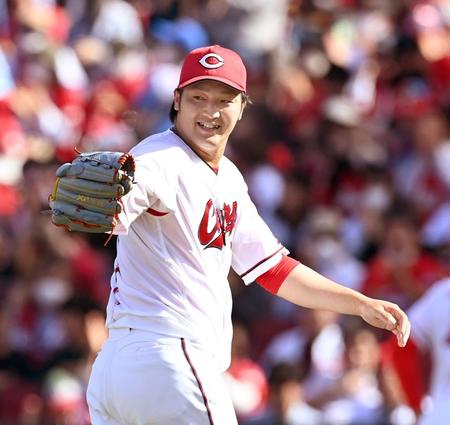 　６回、ＤｅＮＡ打線を併殺に仕留め、笑顔を見せる床田（撮影・田中太一）