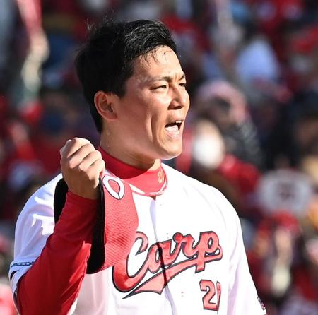 　９回、ＤｅＮＡ打線を無失点に抑え声を張り上げる栗林（撮影・田中太一）