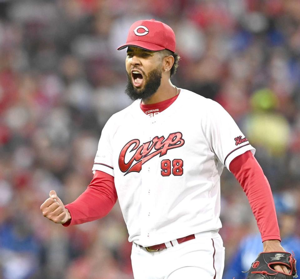 　３回、満塁のピンチを切り抜け雄たけびを上げるコルニエル（撮影・田中太一）