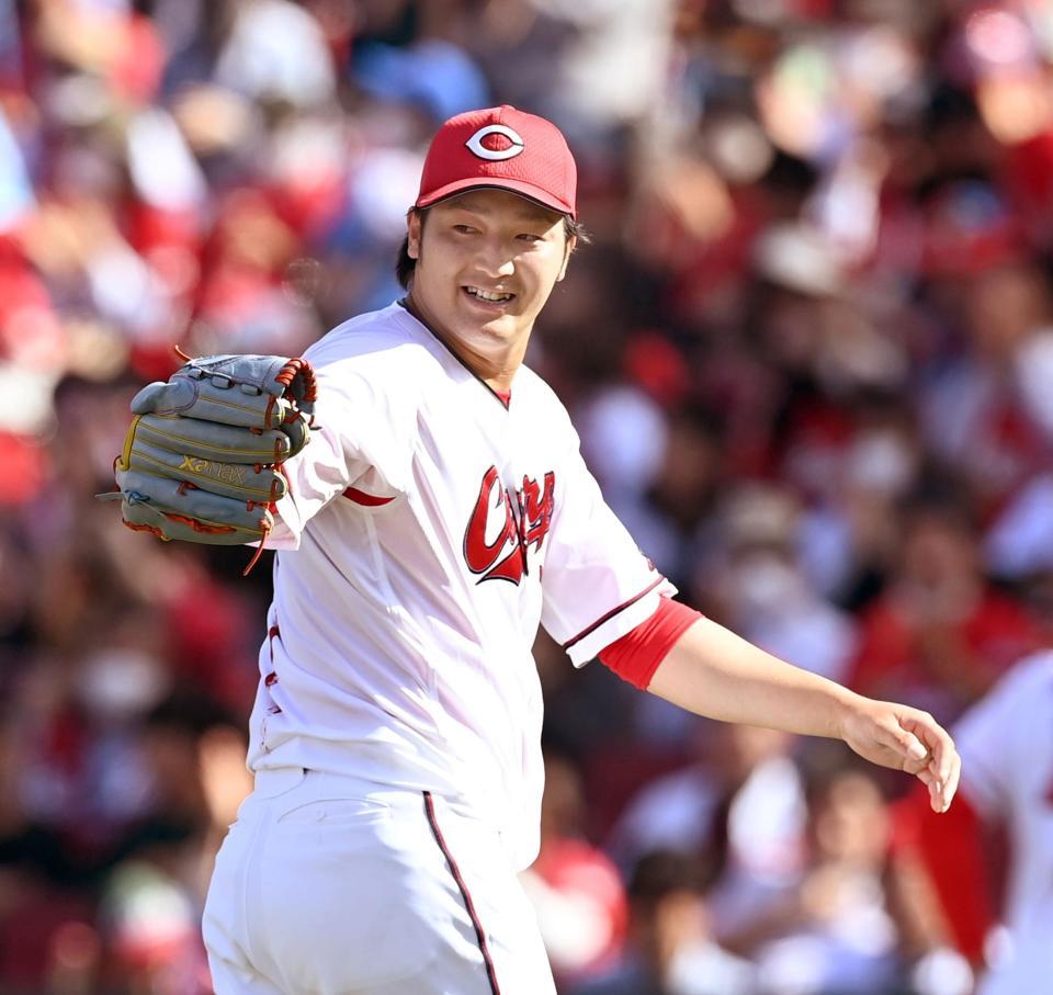 　６回、ＤｅＮＡ打線を併殺に仕留め、笑顔を見せる床田（撮影・田中太一）