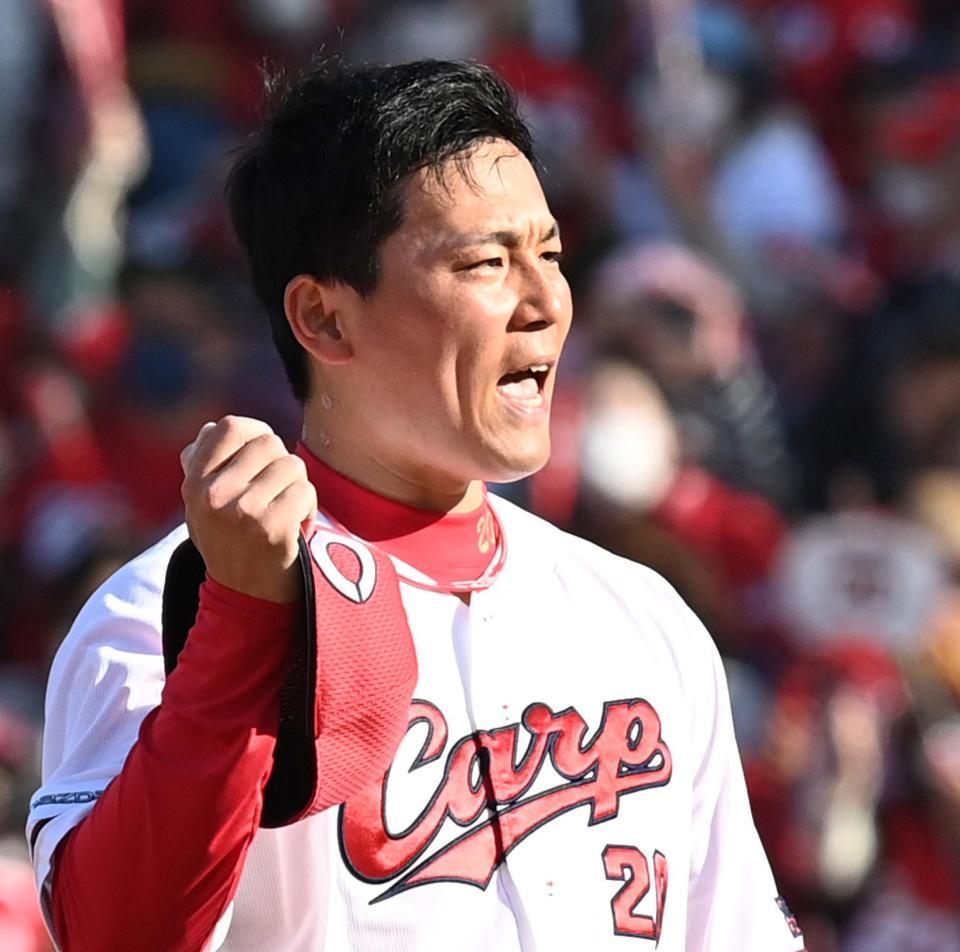 　９回、ＤｅＮＡ打線を無失点に抑え声を張り上げる栗林（撮影・田中太一）