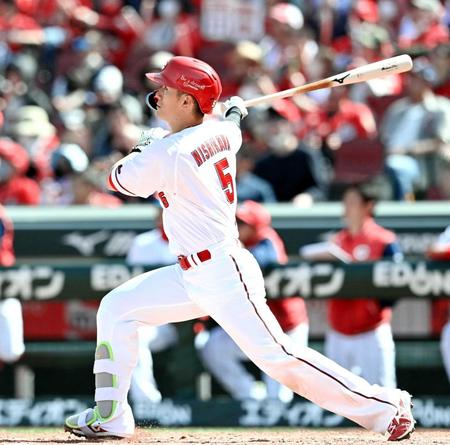 　４回、右越えへ２ランを放つ西川（撮影・田中太一）