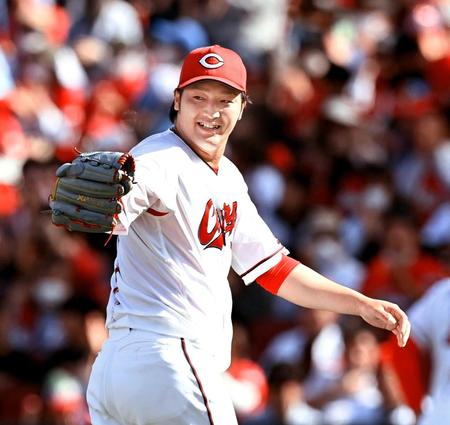 　６回、宮崎を併殺に仕留め、笑顔を見せる床田（撮影・田中太一）