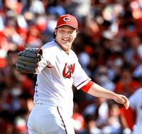 　６回、宮崎を併殺に仕留め、笑顔を見せる床田（撮影・田中太一）