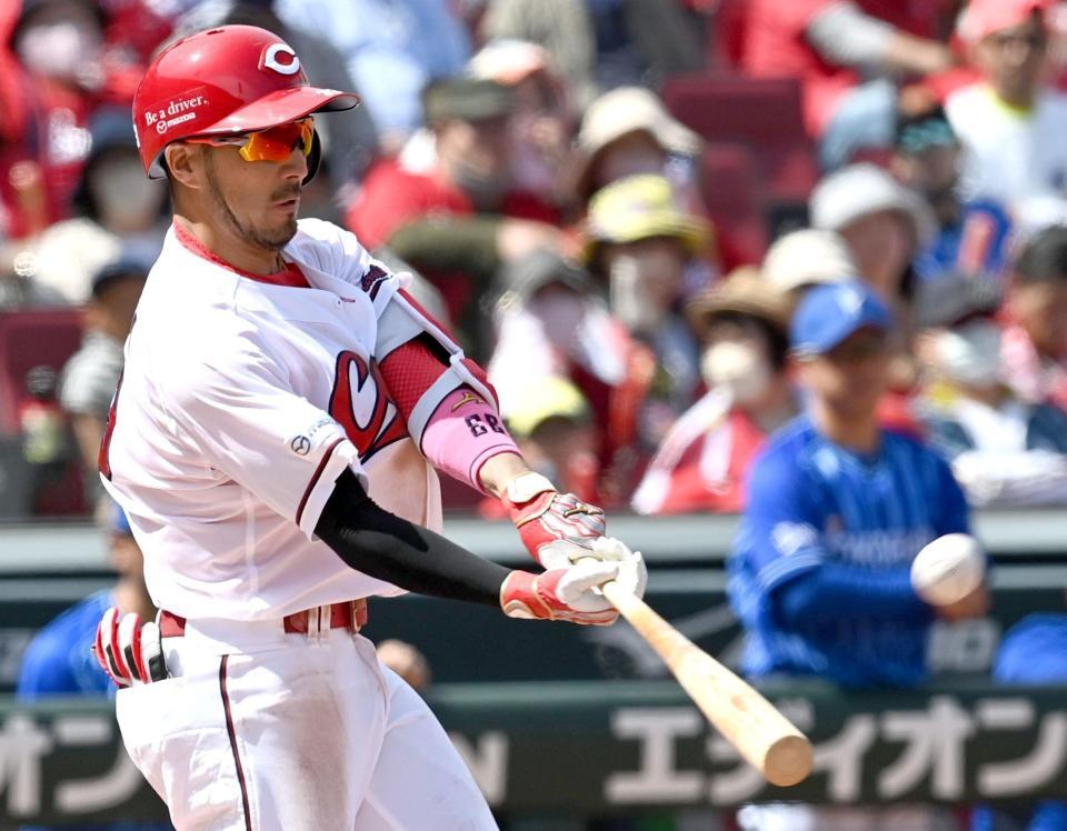 　３回、左越えへソロを放つ菊池（撮影・田中太一）