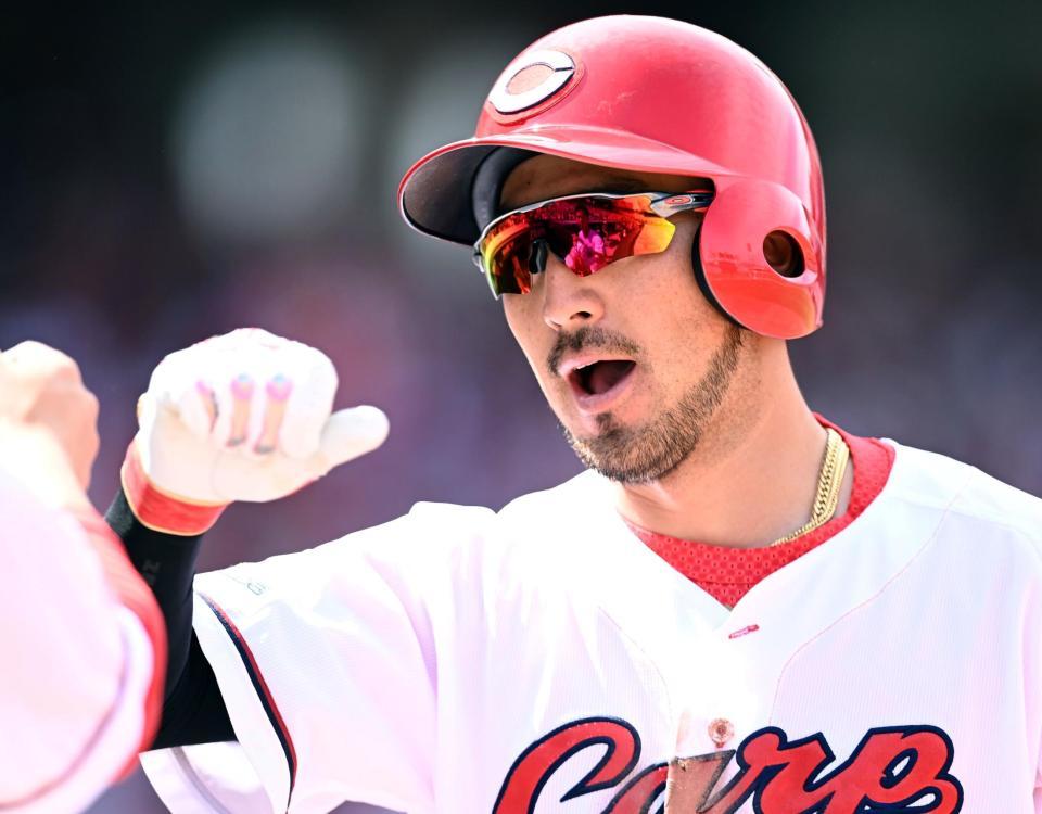 ３回、ソロを放った菊池はナインとタッチを交わす（撮影・田中太一）